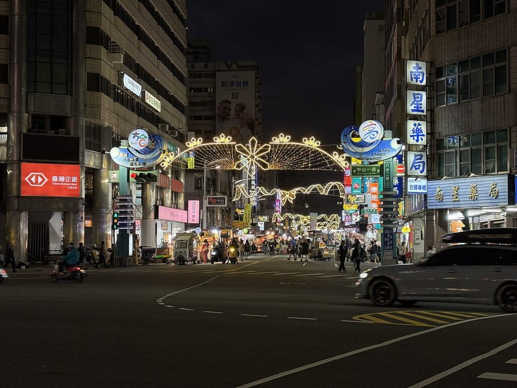 高雄・六合夜市の屋台が並ぶ通り